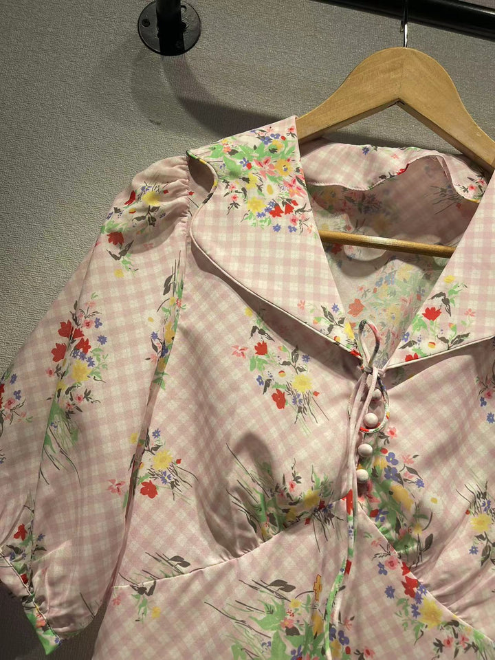 Damebluse med voluminøse ærmer og romantisk ternet mønster og blomsterudsmykning Stilla