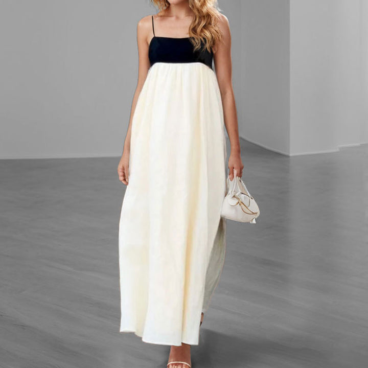 Kvinders sommer maxi kjole med elegant snit og strop detaljer Stilla