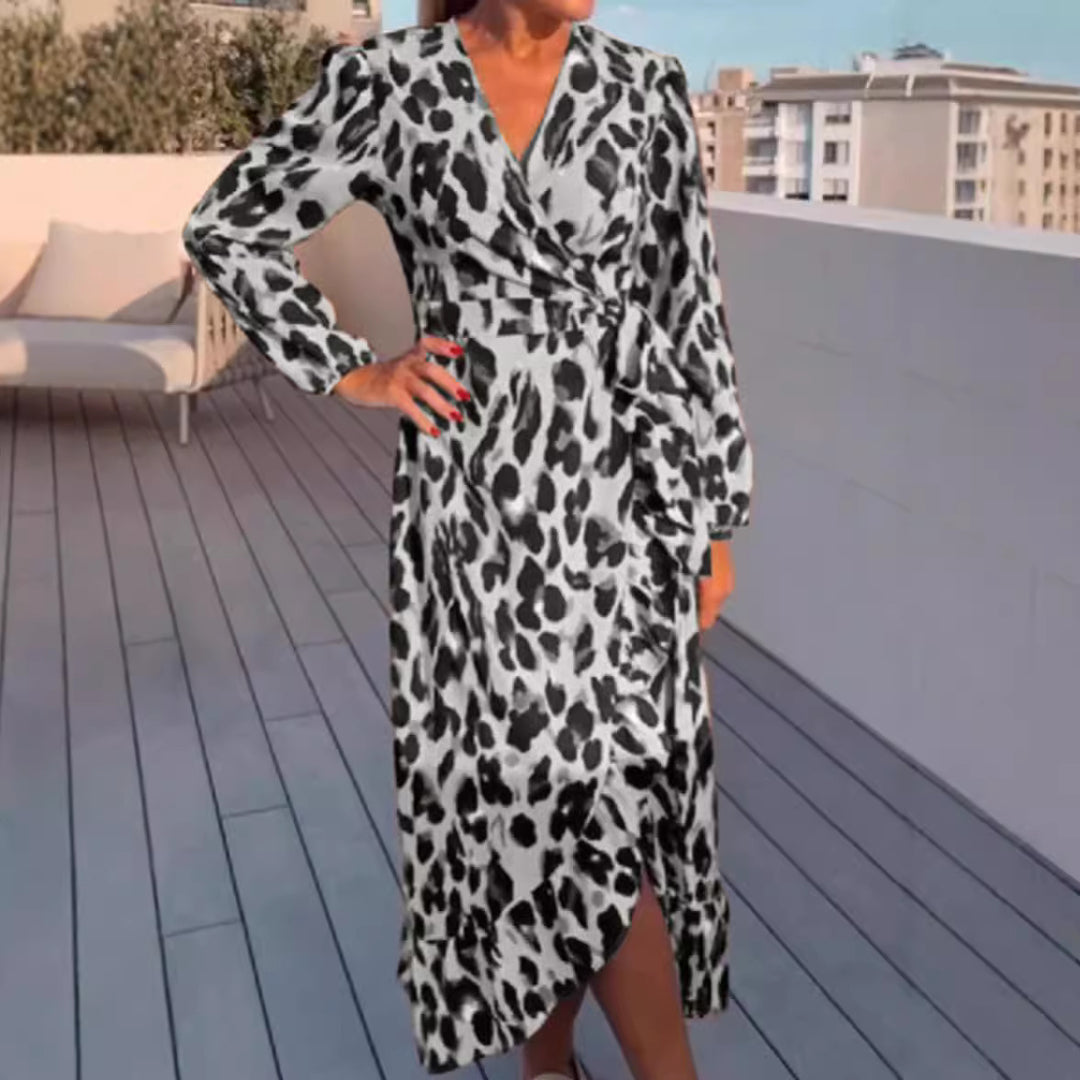 Dame viklemaksikjole med voluminøse ærmer og moderne leopardmønster Stilla