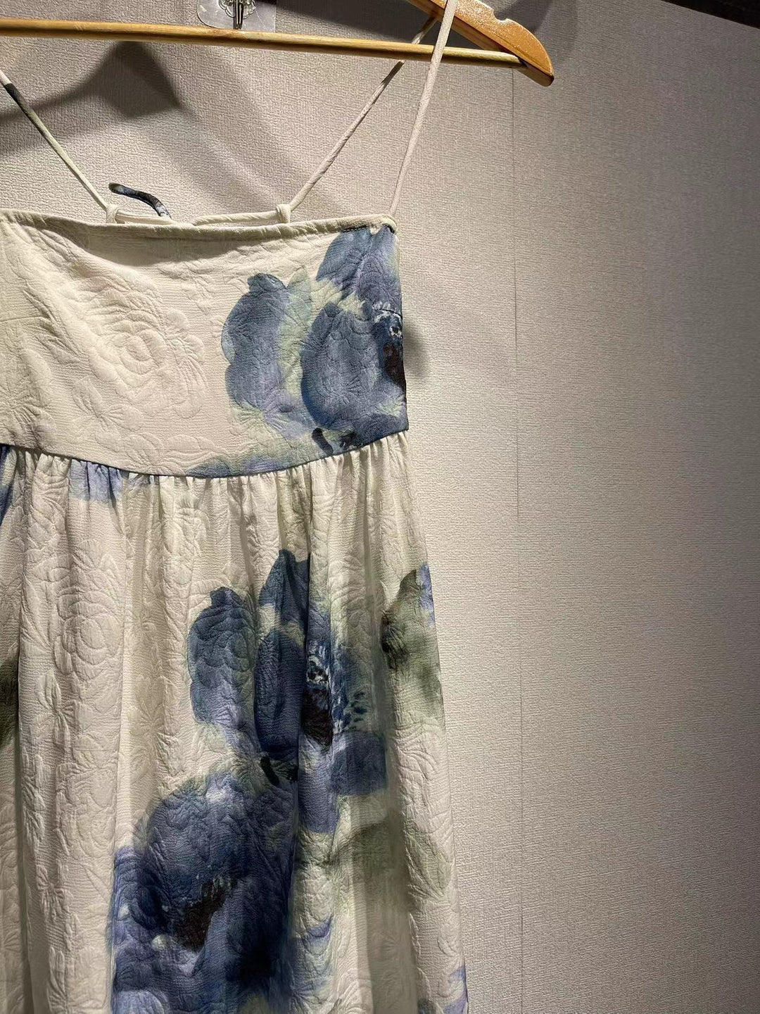 Dame flydende maxikjole med blomsterprint og fine spaghetti-stropper Stilla
