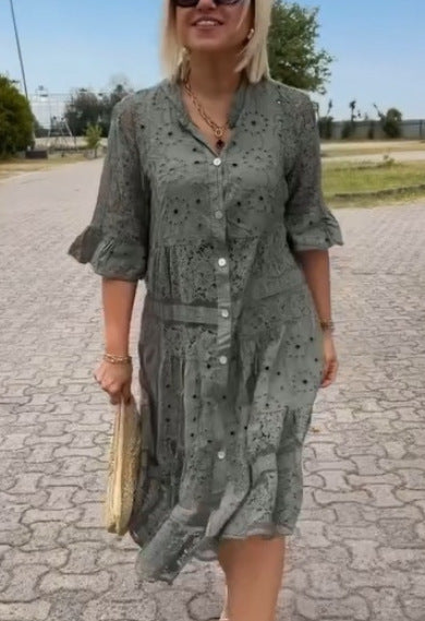Dame nan romantisk midikjole med broderi-anglaise, knaplukket overdel, stående krave, halvlange flæseærmer og trinvist søm Skovae