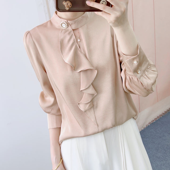 Damebluse med flæsedetaljer og elegante knapper Stilla