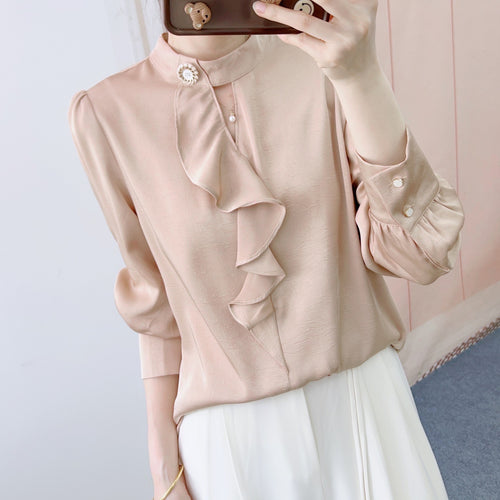 Damebluse med flæsedetaljer og elegante knapper Stilla