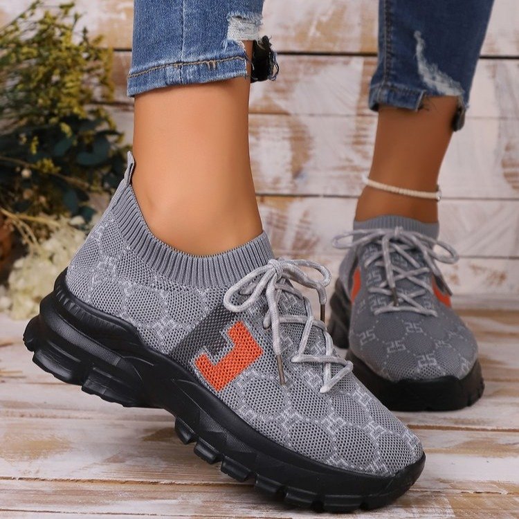 Dame Sporty Sneakers med moderigtigt strikoverdel og elegant smykkedekoration Stilla