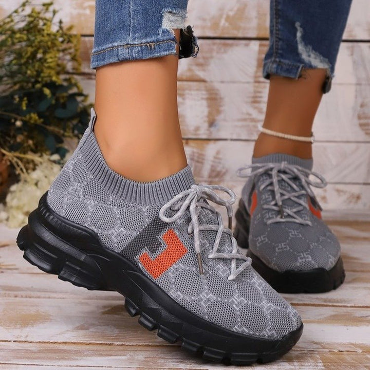 Dame Sporty Sneakers med moderigtigt strikoverdel og elegant smykkedekoration Stilla