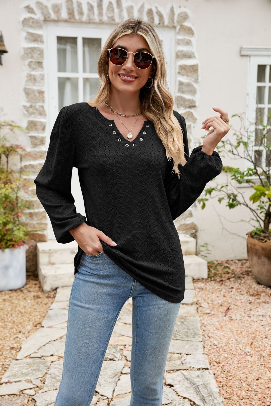 Damebluse med elegant spidsstruktur og V-hals Stilla