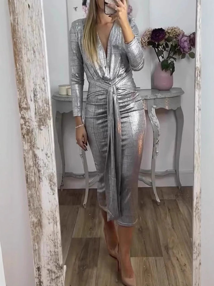 Dame elegant midi-kjole med dyb V-halsudskæring og skinnende materiale Stilla