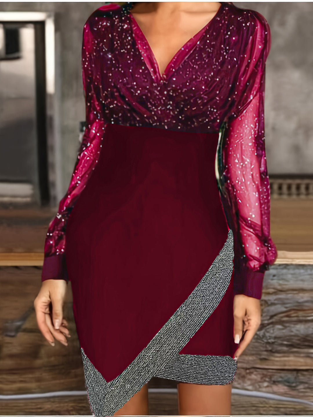 Dame Elegant aftenkjole med glänsende detaljer og drapering Stilla