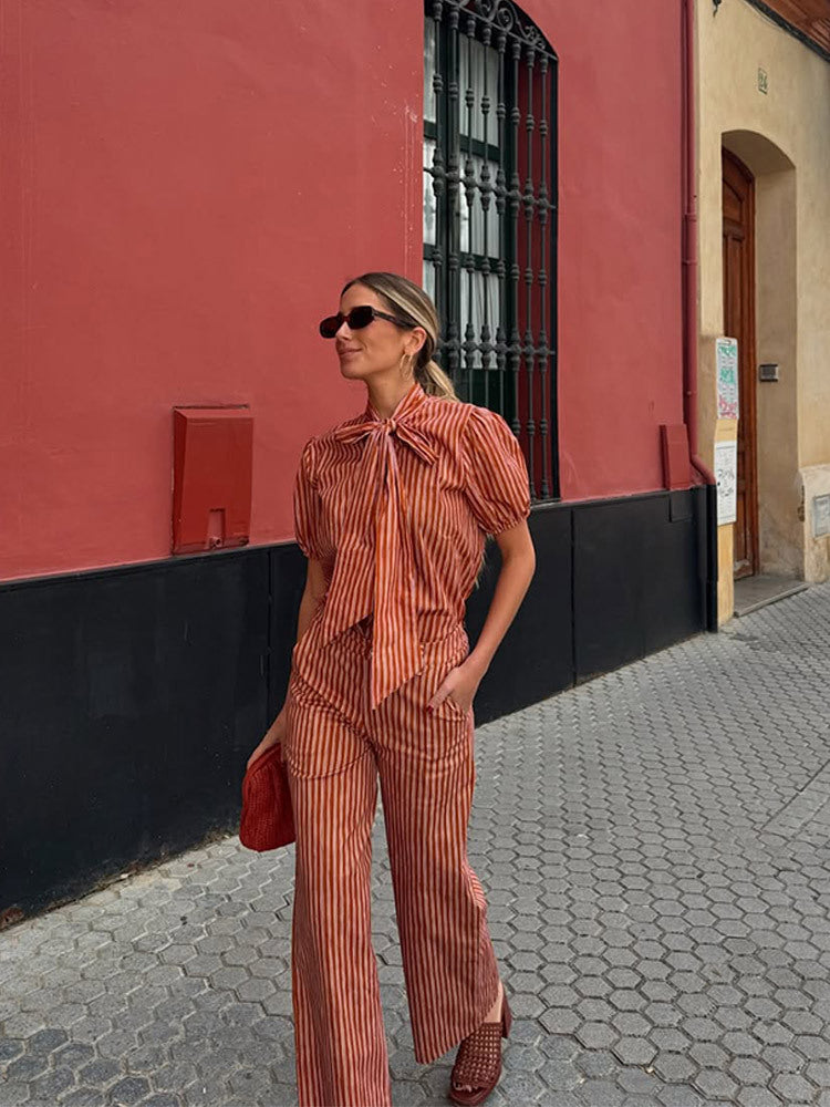 Dame stribet jumpsuit med sjalkrave og vide ben Stilla