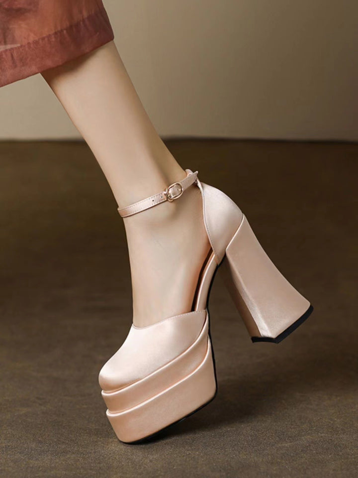 Dame Plateau-High Heels med elegant ankelrem og raffineret design Stilla