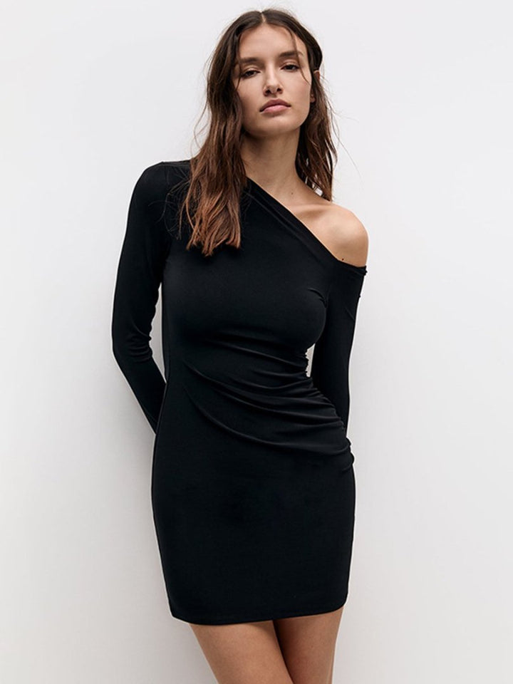 Dame Off-Shoulder Minikjole med figurskabende design og elegant rynkning Skovae