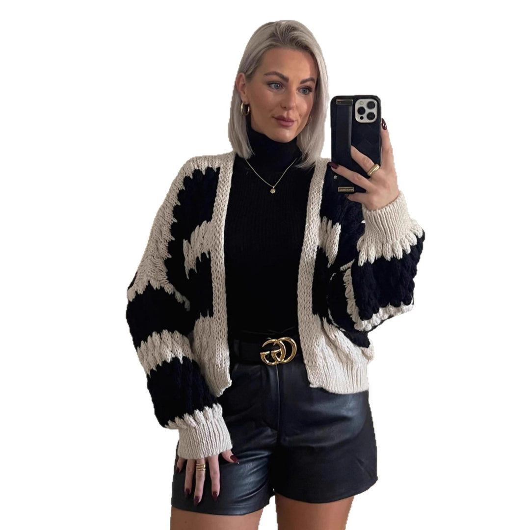 Kvinders afslappede strik cardigan med stort kabelmønster og oversized pasform Stilla
