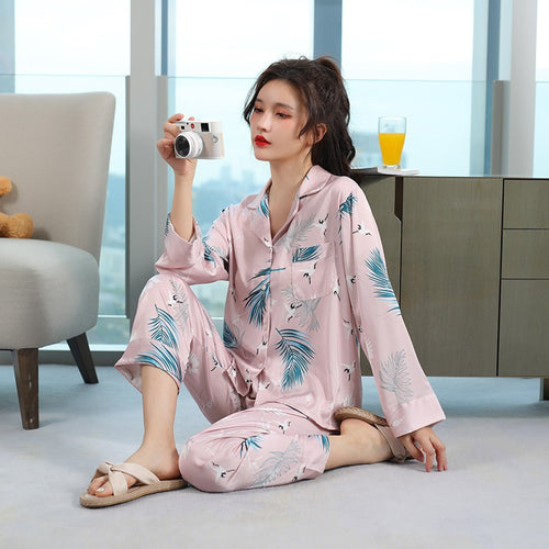 Dame elegant satin pyjamasæt med blomsterdesign og komfortabel pasform Stilla