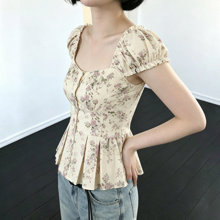 Damebluse med blomsterdesign og flæseærmer Skovae