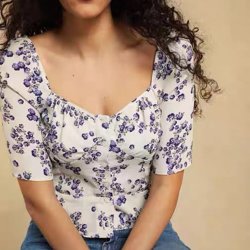 Dame bomuldsbluse med blomstermotiv og romantiske flæse detaljer Stilla