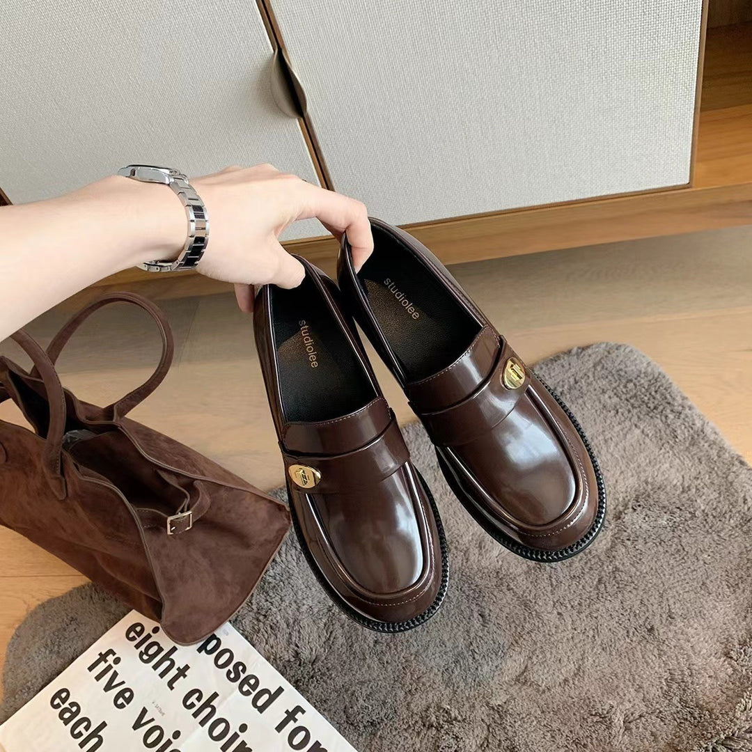 Dame klassiske Slip-On Loafers med gyldne accenter Stilla