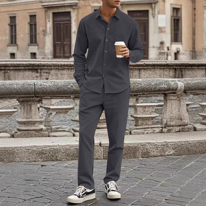 Herrer moderigtigt by-outfit med fin struktur Stilla