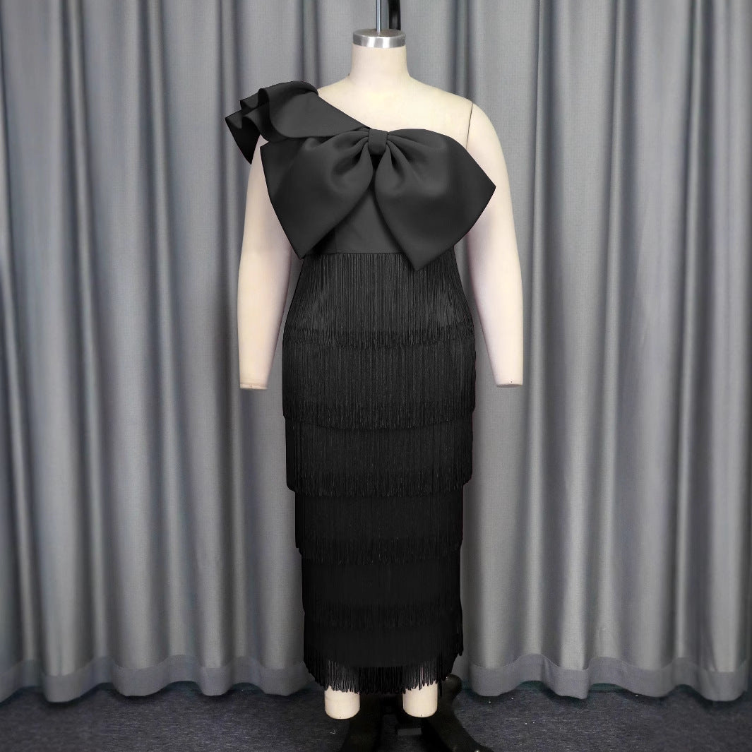Dame cocktailkjole med voluminøst flæse design og frynser drape