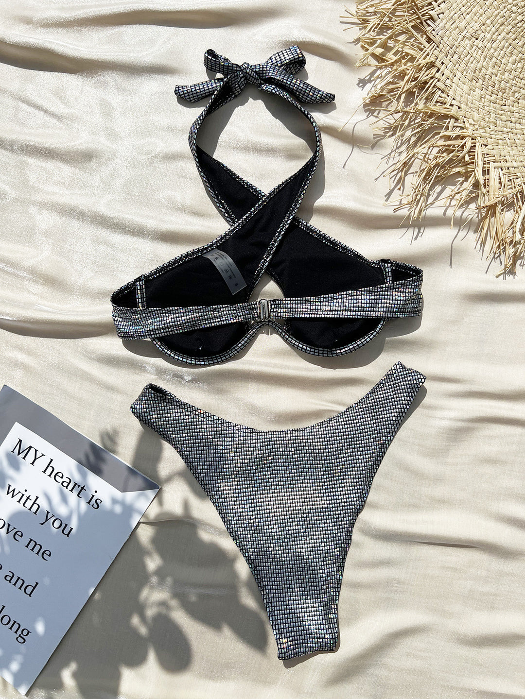 Damebikini med moderne cut-out-design og skinnende mesh-effekt Stilla