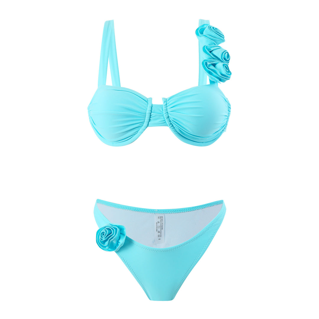 Damebikini med moderne rynkedetaljer og feminine blomsterapplikationer Stilla