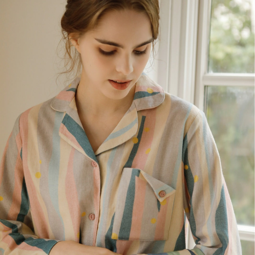 Dame pyjamasæt i let, åndbart materiale med kreativt stribemønster og praktiske detaljer Stilla