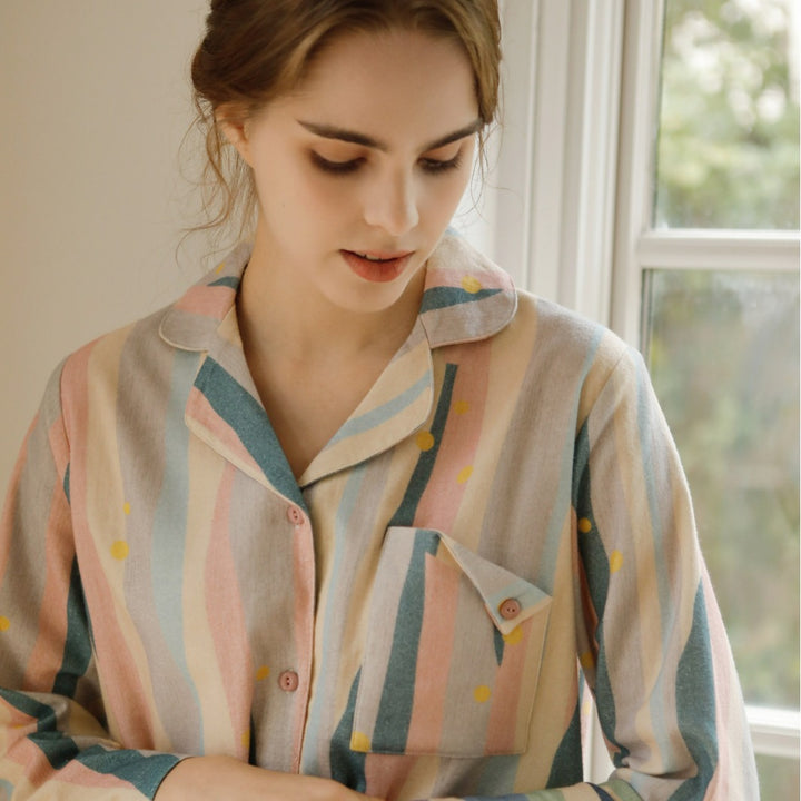 Dame pyjamasæt i let, åndbart materiale med kreativt stribemønster og praktiske detaljer Stilla