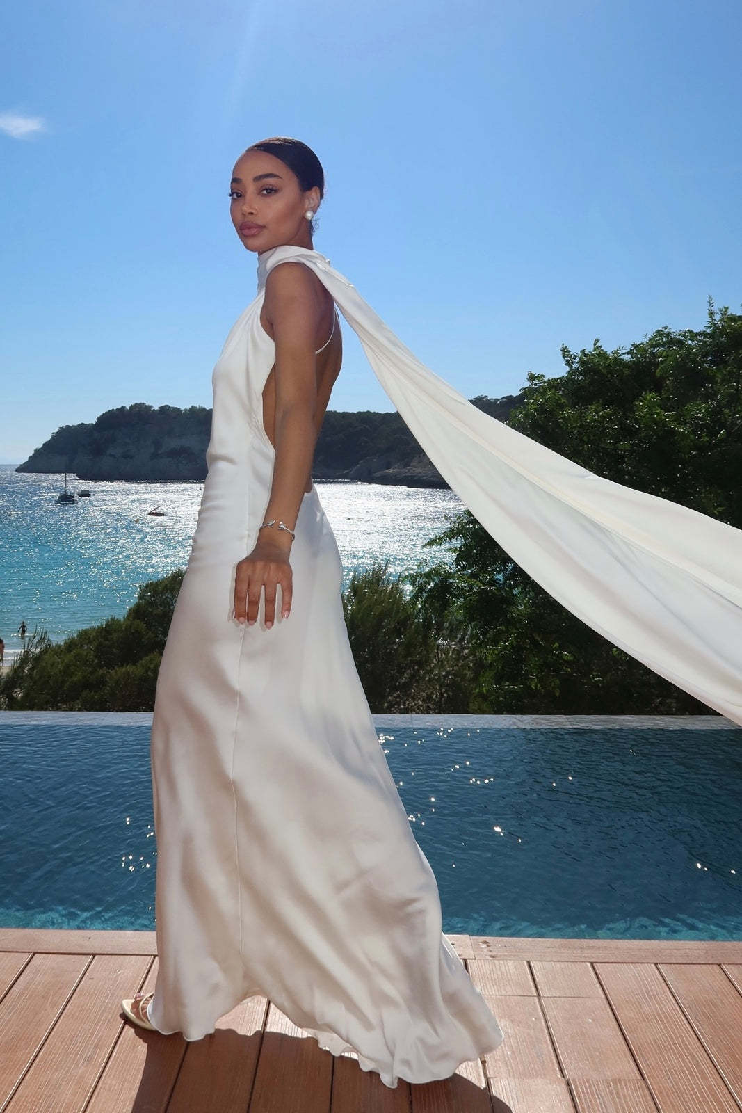 Kvinders elegante aftenkjole med flydende design og off-the-shoulder hætte Skovae