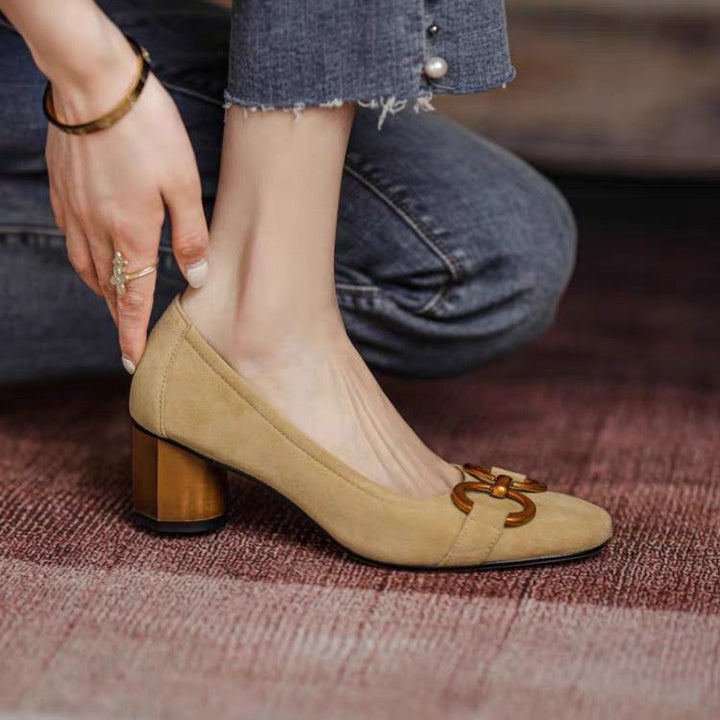 Dame suede blokhæl pumps med dekorativ accent Stilla