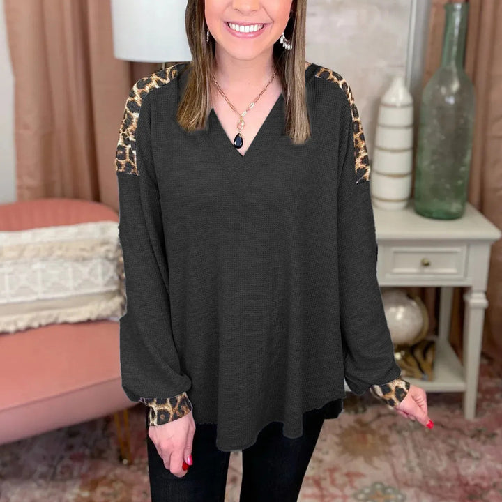 Dame afslappet V-hals bluse med dyreprint Stilla