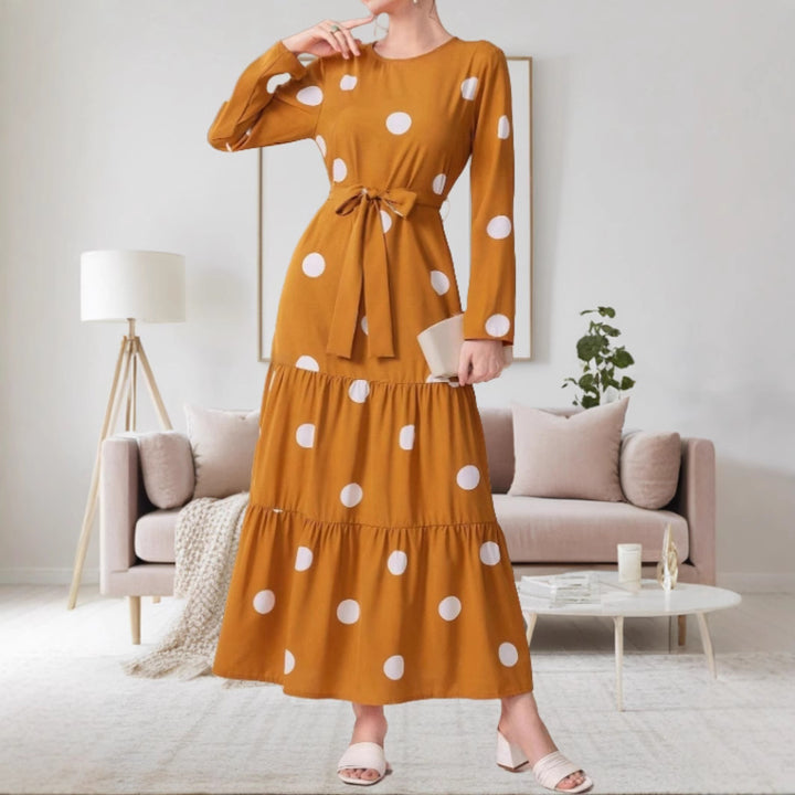 Dame Maxikjole med legende polka-dot mønster og elegant bindebælte Stilla
