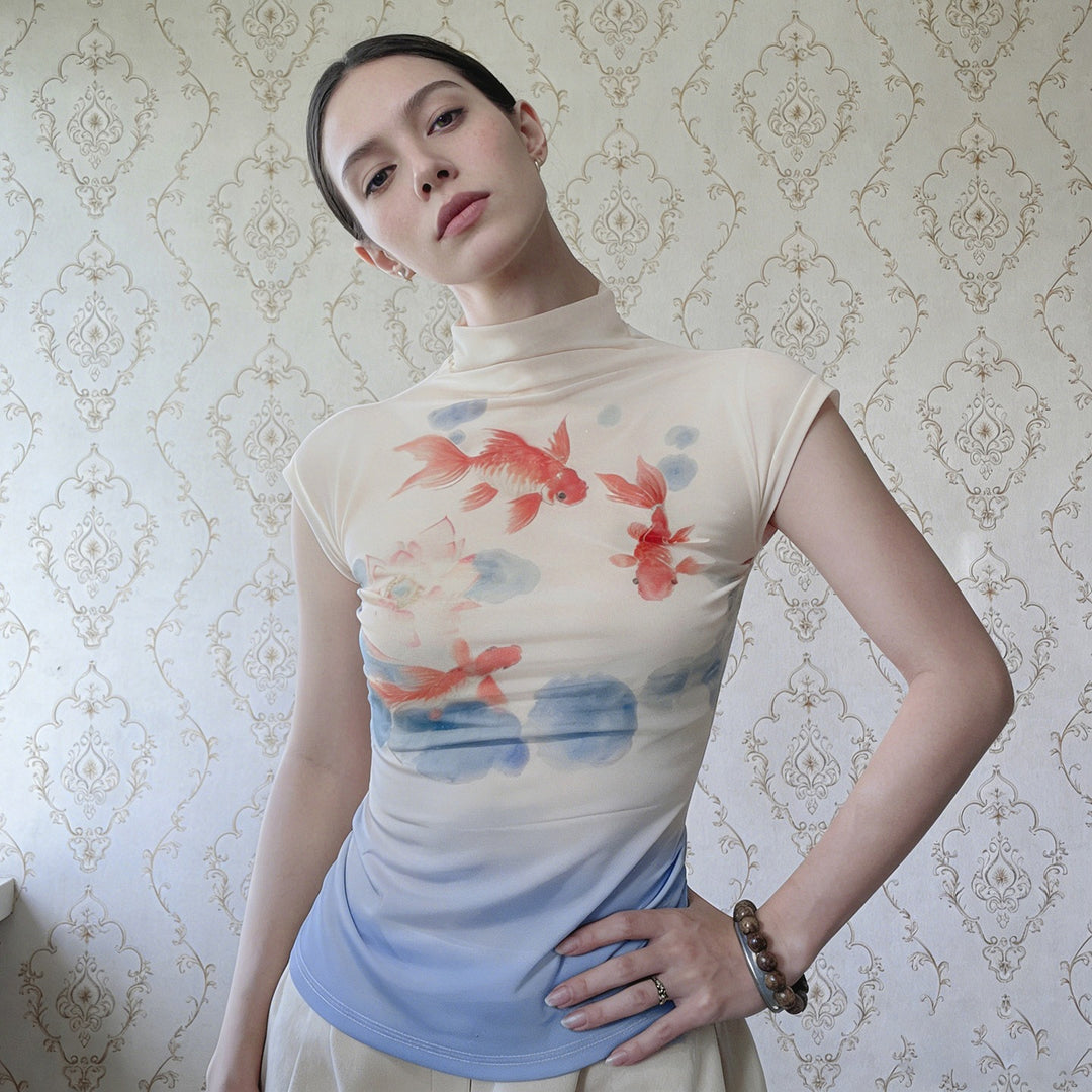 Dame figursyet T-shirt med elegant guldfisk-Illustration Skovae