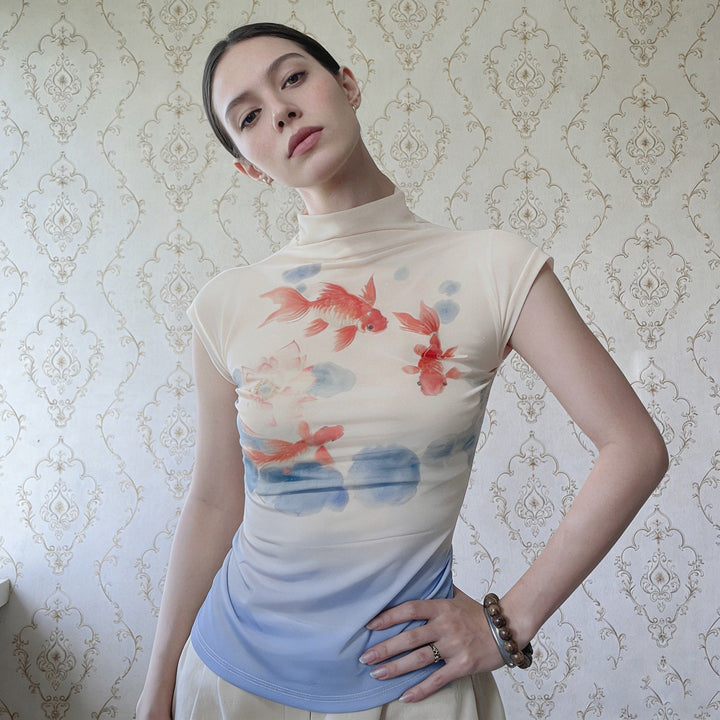 Dame figursyet T-shirt med elegant guldfisk-Illustration Skovae