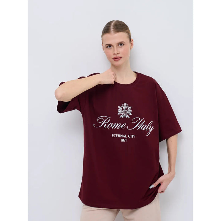 Dame Oversized T-shirt med stilfuld Rom-design og højkvalitets skrifttype Stilla