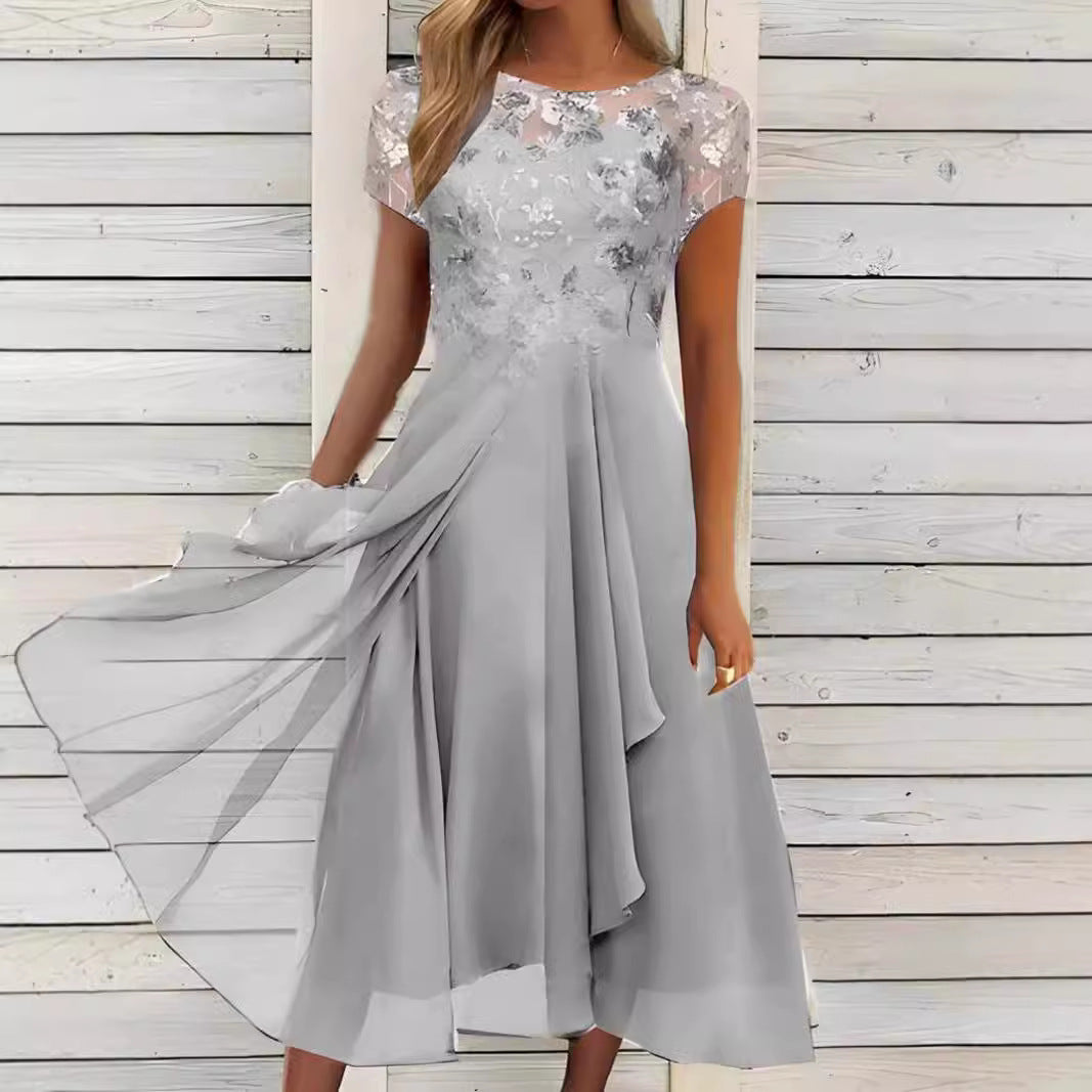 Dame med elegant chiffon midikjole med floral spidsapplikation og flydende klokkeslæt skørt Skovae
