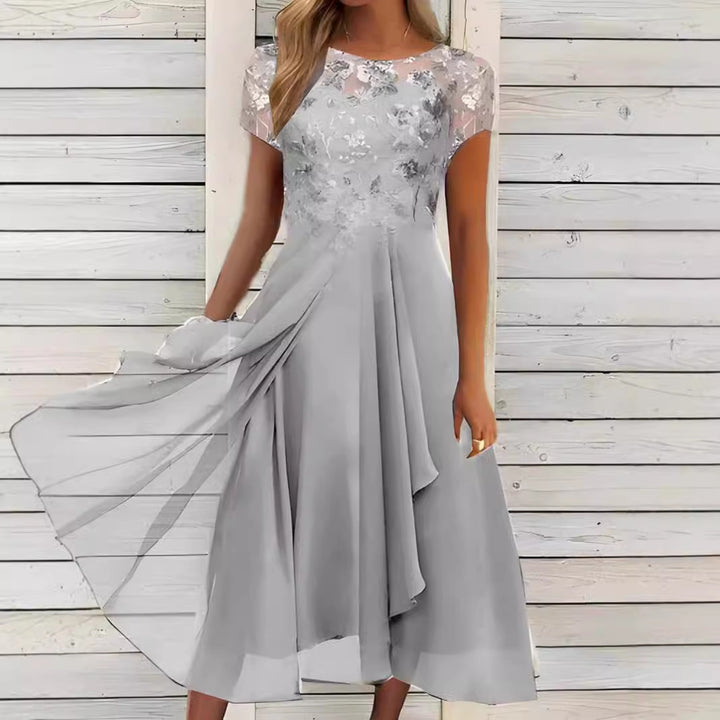 Dame med elegant chiffon midikjole med floral spidsapplikation og flydende klokkeslæt skørt Skovae