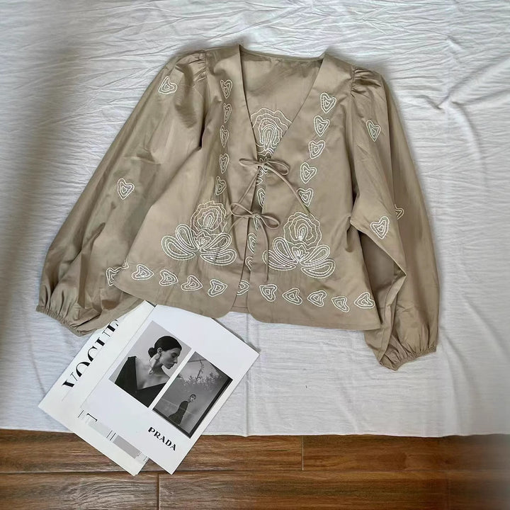 Dame elegant bryllupsbluse med kunstnerisk broderidesign og flæsedetaljer Stilla