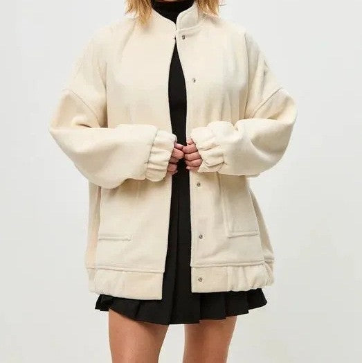 Dame Oversized Jakke med voluminøse ærmer og en moderne snap-front Stilla