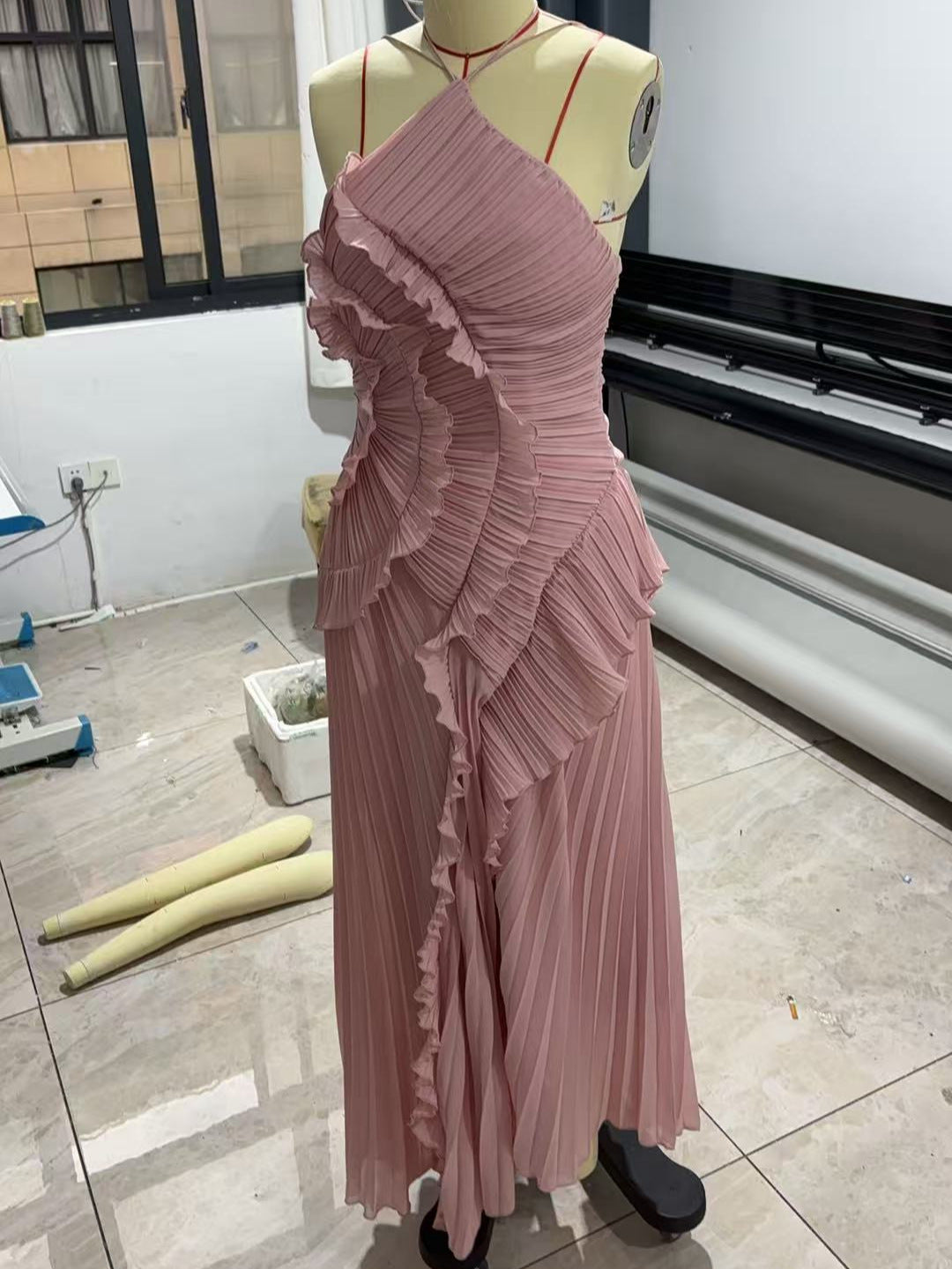 Dame Elegant plisseret maxikjole med asymmetrisk design Skovae