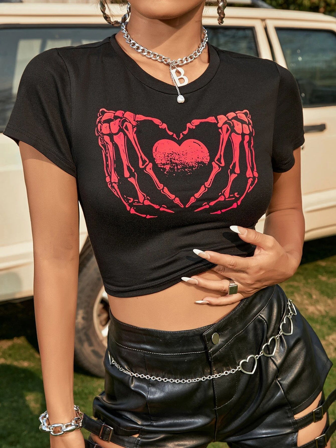 Dame Crop-Top med kreativt skeletthåndmotiv Skovae