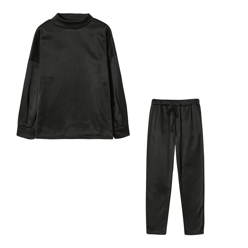 Kvindernes tracksuit i en moderne pasform med en højhalset top og elastiske bukser Stilla