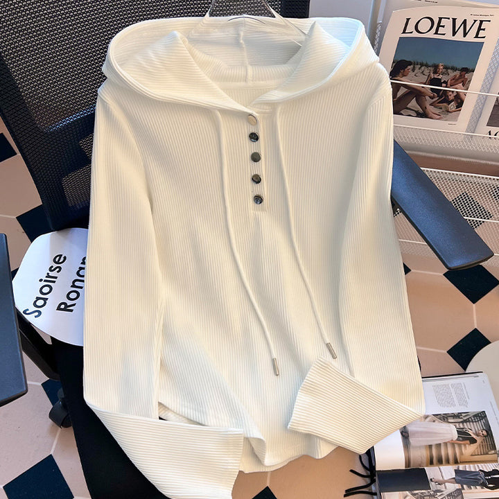 Dame hættebluse med innovativ ribdesign og knapliste Stilla