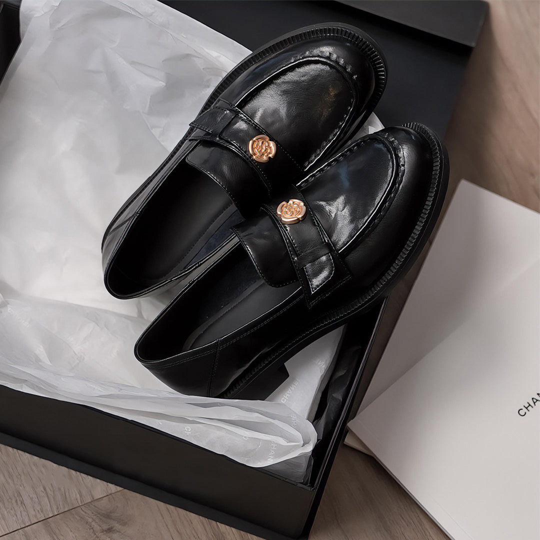 Femme Classic Læder Slipper med dekorativt Emblem Stilla