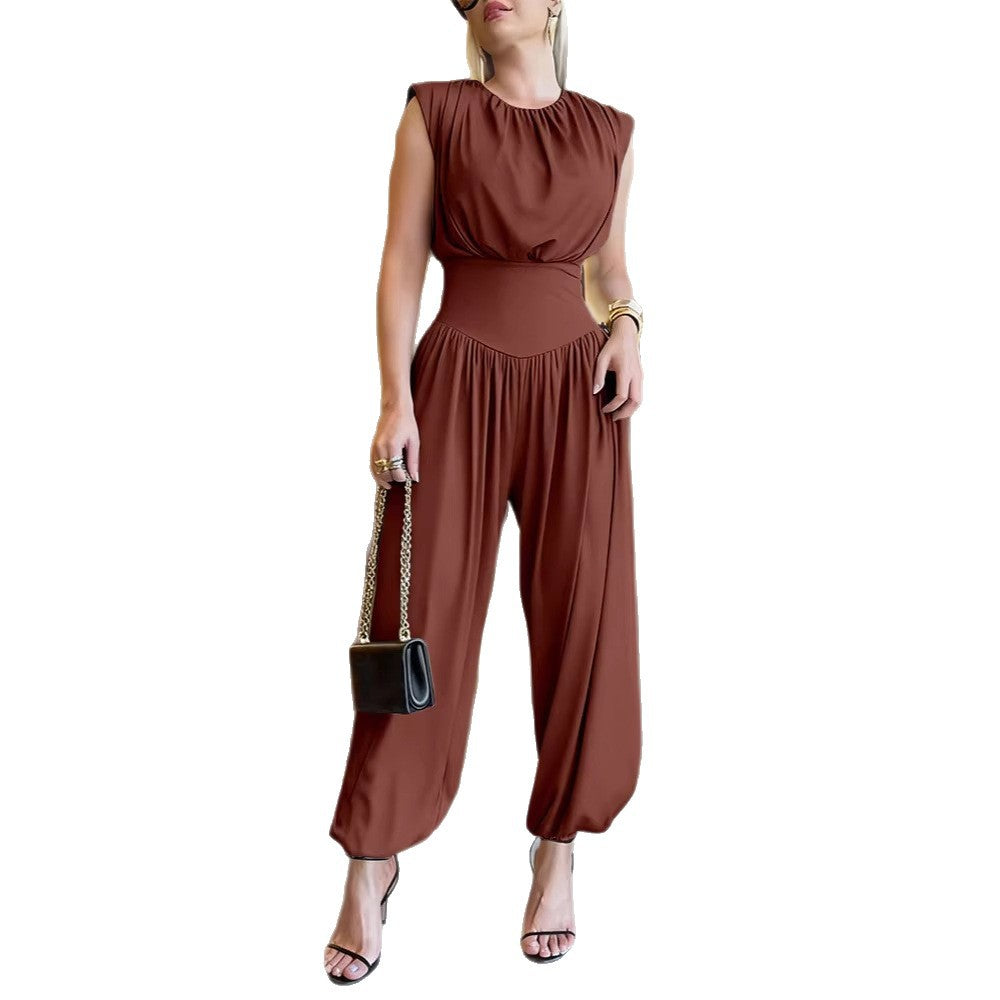 Dame moderigtig jumpsuit med elastisk taljebånd og innovativt snit Skovae