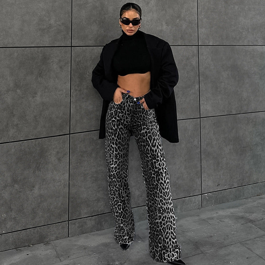 Dame højtaljede jeans i leopardmønster med bredudskåret ben Stilla