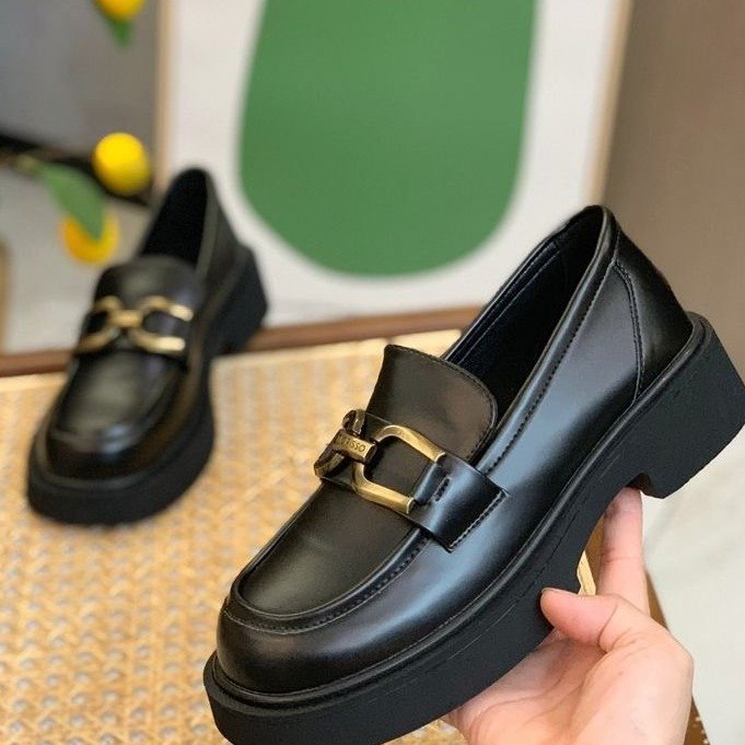 Dame elegante mokkasiner med robust plateau og fashionable spænde-detalje Stilla
