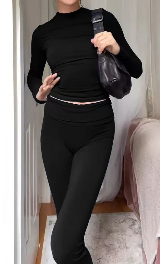 Dame figursyet strik-loungewear-sæt med udfoldede ben Stilla