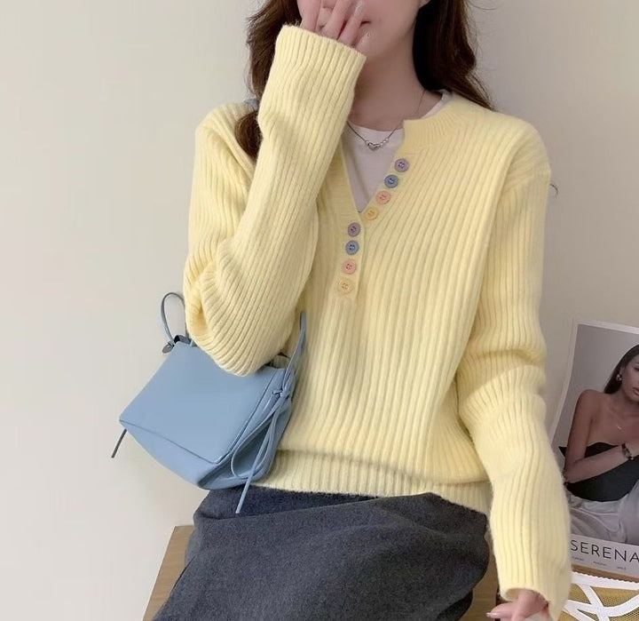 Kvinders hyggelige sweater med knapstolpe og rund hals