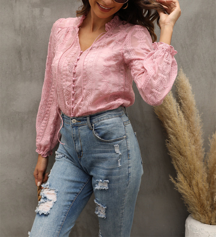 Damebluse med raffineret broderidesign og knaplukning Stilla