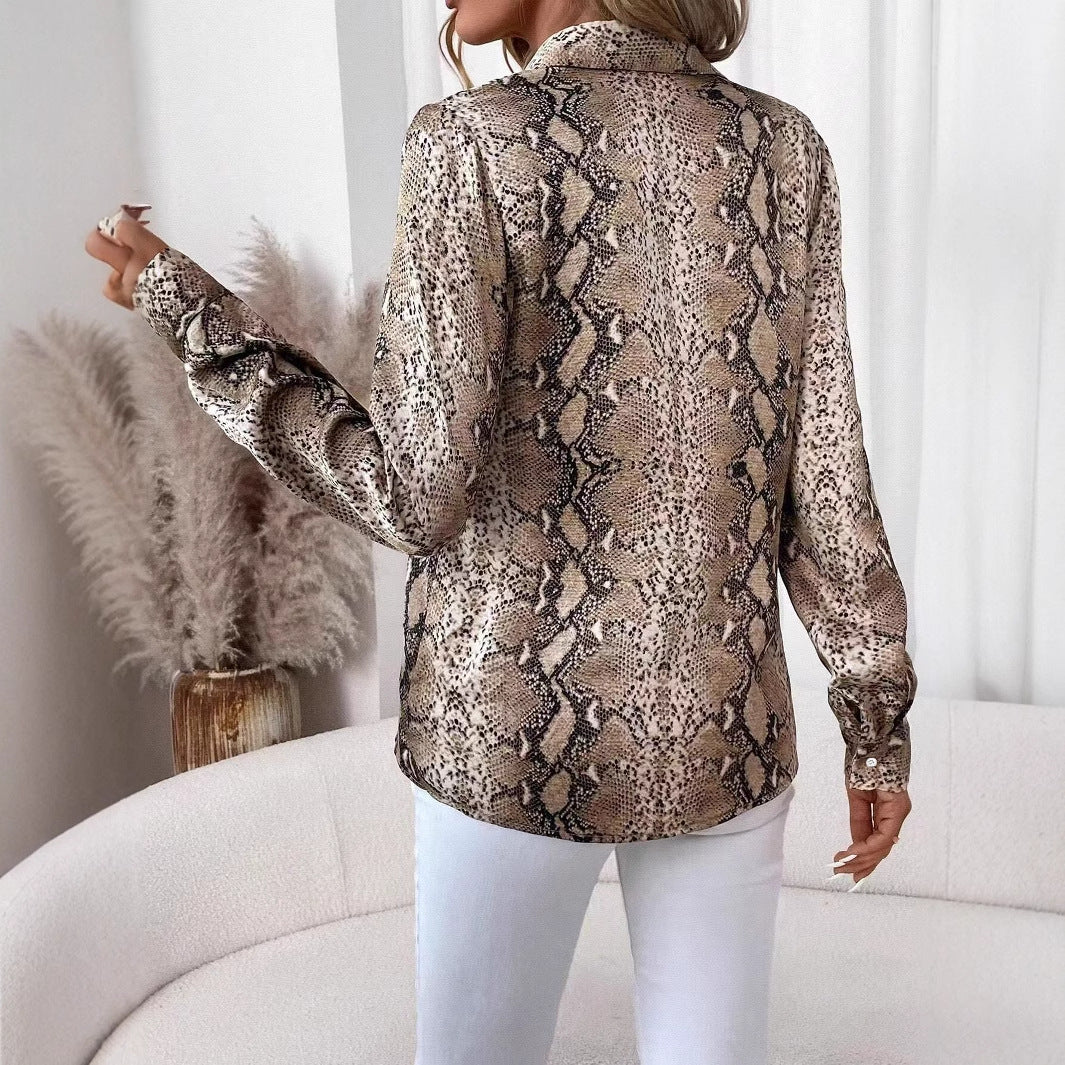 Damebluse med moderne slangemønster og udvidede ærmer Stilla