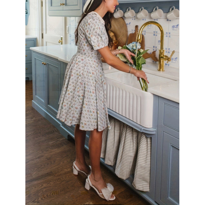 Damekjole med blomstrede design og klassisk krave Skovae